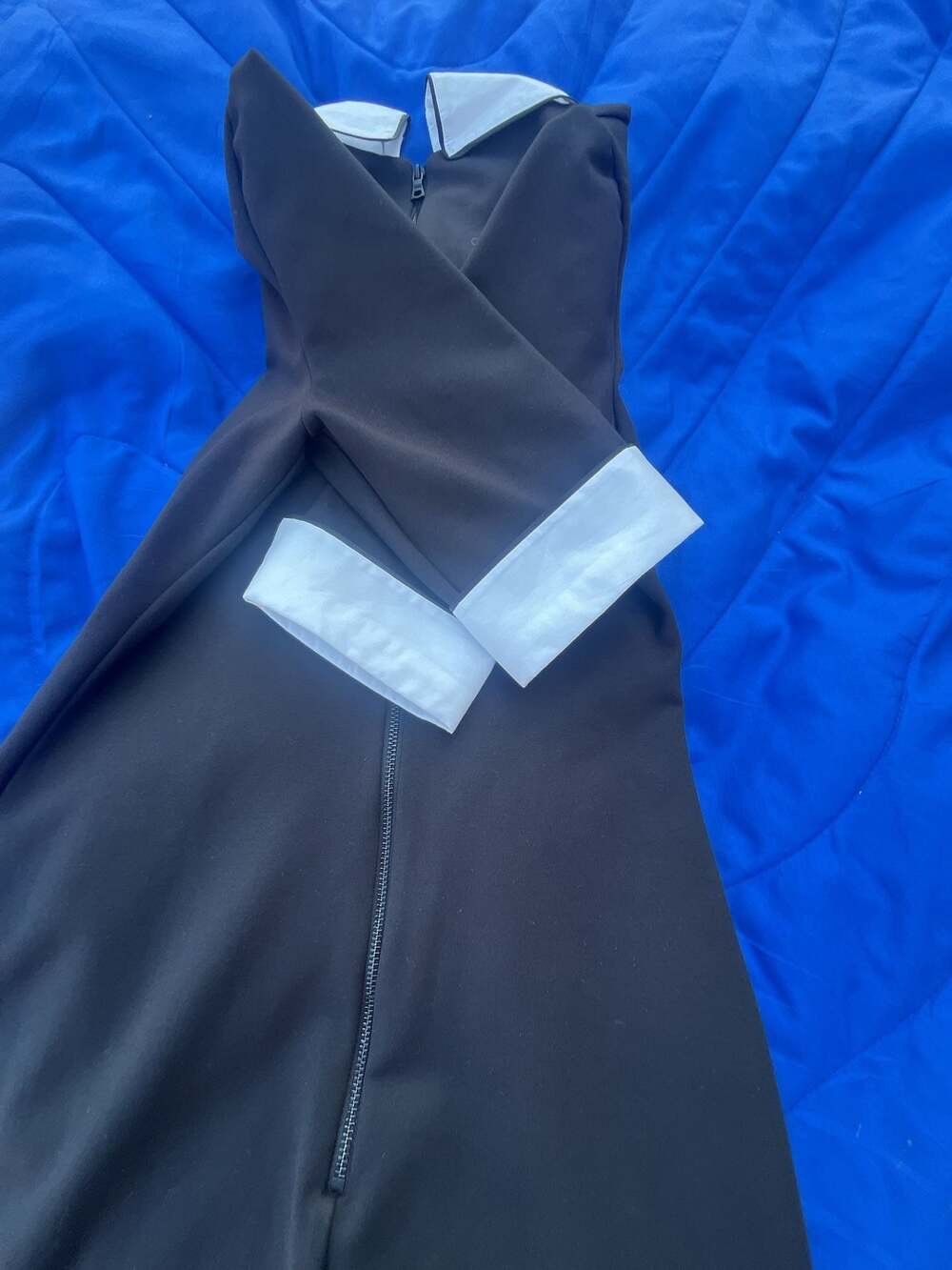alice + olivia Black Mini Dress with White Contrast Collar and Cuffs - Picture 4 of 8